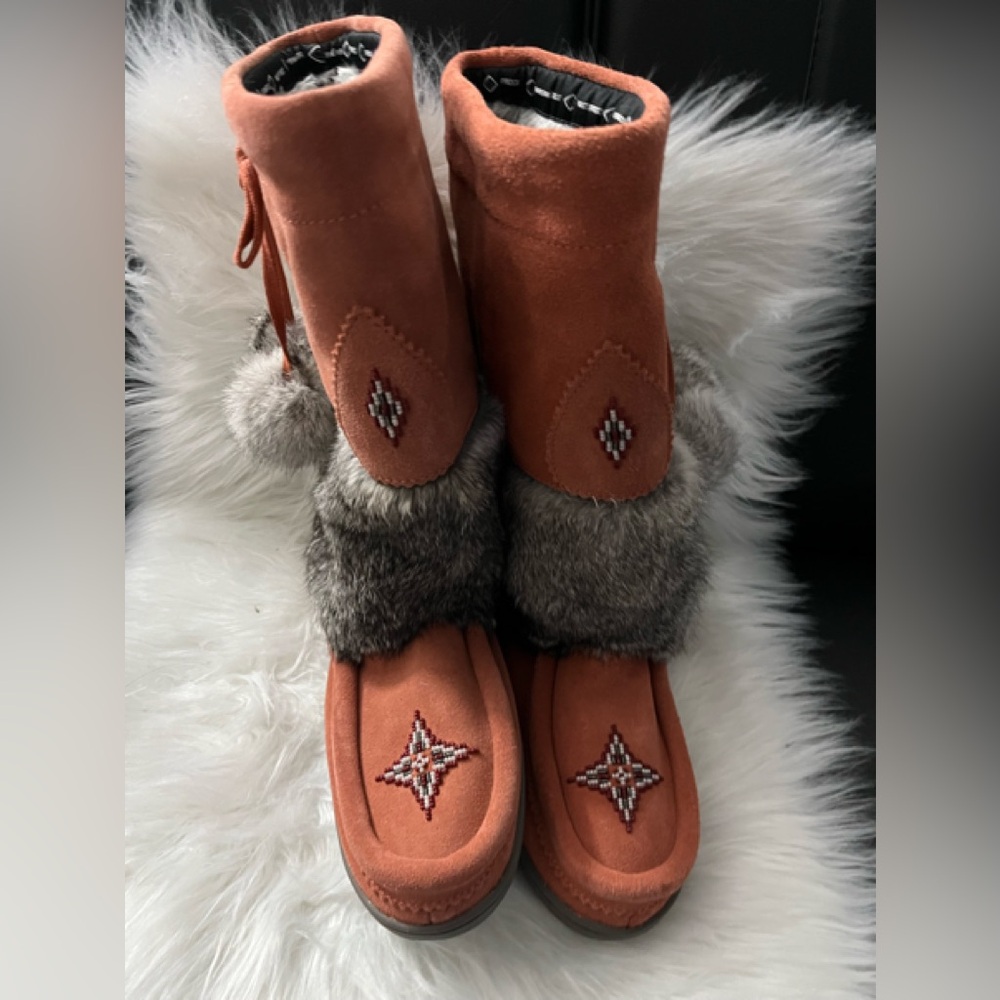 Like new Manitobah suede lined size 9 boots tags removed wore once